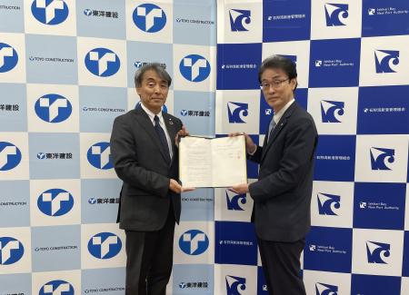 石狩湾新港を国内最大級の自航式ケーブル敷設船の母港