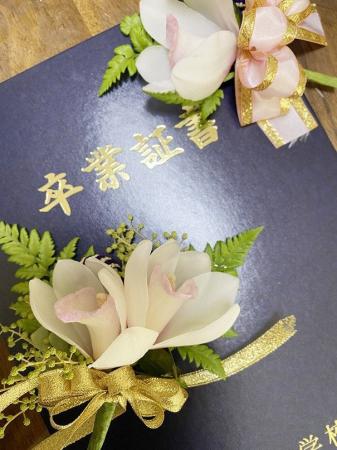 卒業式・入学式に生花コサージュを贈呈 洋蘭シンビジ 卒業式・入学式に生花コサージュを贈呈 洋蘭シンビジ