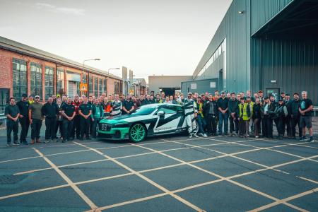 新型スーパースポーツのダイナミックな走りを描いた映