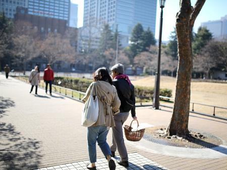 外出時に財布が緩む心理学的理由。晴天やイベント...