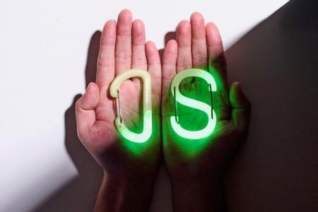 停電でも“迷わない”--電源不要で光るカラビナ、町工場 停電でも“迷わない”--電源不要で光るカラビナ、町工場