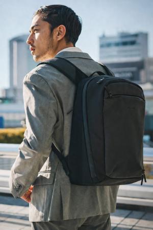 【防水×本革】仕事も移動もスマートにこなす。BROSKI 