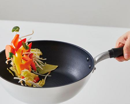 利用者目線から開発の商品を新発売 フライパンとタオ 利用者目線から開発の商品を新発売 フライパンとタオ