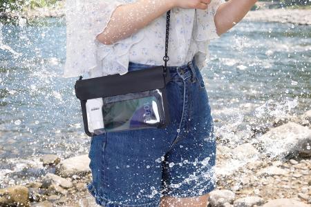 雨の日もアウトドアも、スマートに持ち歩く。IPX5・IP
