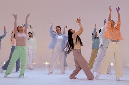 聞こえない人と聞こえる人による手話歌ダンスの映像作