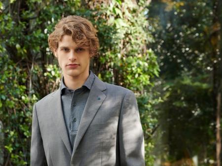 【KATHARINE E HAMNETT】 驚異の耐久性と軽さを両立！