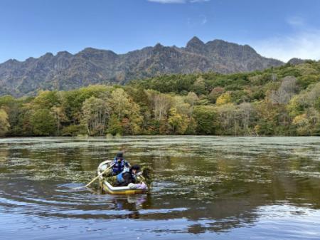 通常はボート乗り入れ禁止の「戸隠・鏡池」へ漕ぎ出す