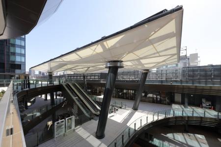 3 月 28 日開業「OIMACHI TRACKS」歩行者デッキに膜屋