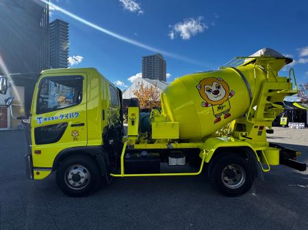 本物の生コンクリートミキサー車が巨大ガラポンに“体