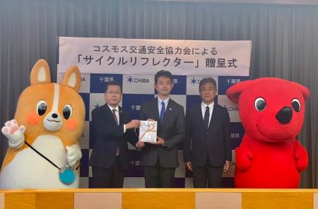 交通事故撲滅の願いをこめて、新中学生にサイクルリフ