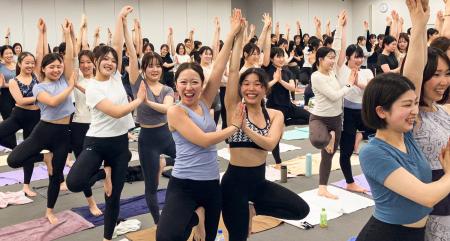 新入社員437名が一斉にヨガ体験！LAVAが実践する“心と