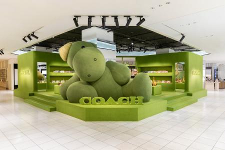コーチ、伊勢丹新宿店 本館 ザ・ステージにて 4 月 8 