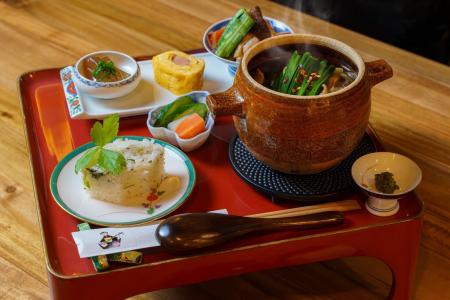 伝統芸能体験ができる「わ乃桂」で、「朝鍋×茶道×日本