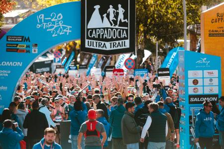 トルコ・カッパドキアで開催されるウルトラトレイル大 トルコ・カッパドキアで開催されるウルトラトレイル大