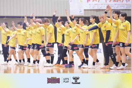 ヒュンメルがイズミメイプルレッズ広島のミモザシャツ