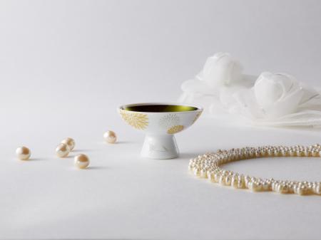 夏の訪れを告げる「紅花」をモチーフにしたお猪口型コ