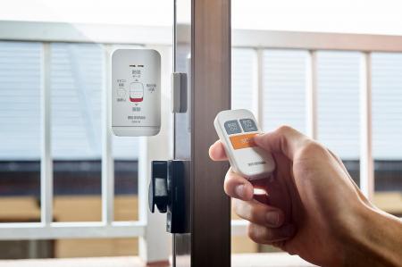 窓に貼るだけで侵入時の開放と衝撃を検知！緊急時には