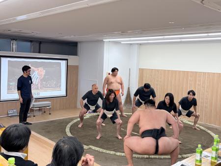 【東京・砂町銀座】力士と戦える体験型「相撲ショー」
