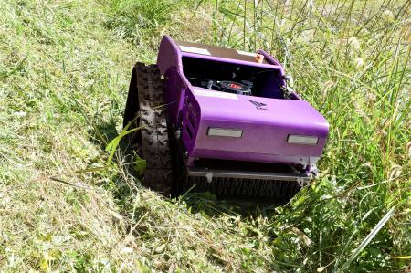 素早く、力強く、草を刈り取る！ラジコン草刈機「タフ