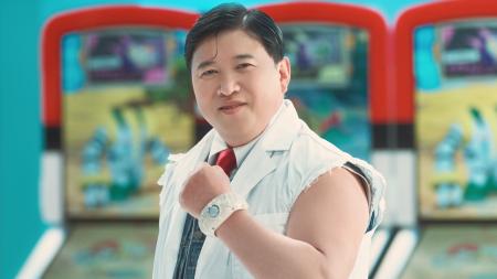 スギちゃんが“袖なし白衣”のワイルドな博士に！？　ポ