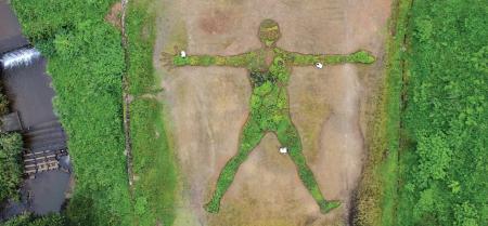 古くから薬草と深いゆかりのある多気町に、“人型のラ