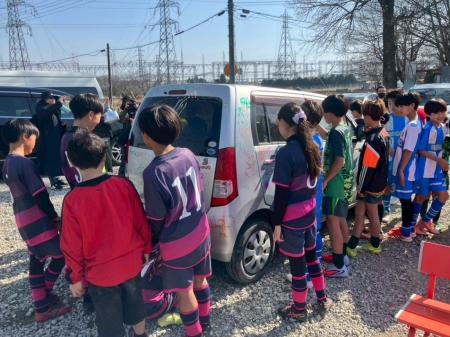 廃車予定の軽自動車をキャンバスに埼玉県日高市で子ど