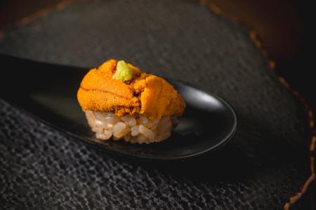 岐阜の鮨シーンに新たな衝撃。スシノキモチ2周年、食