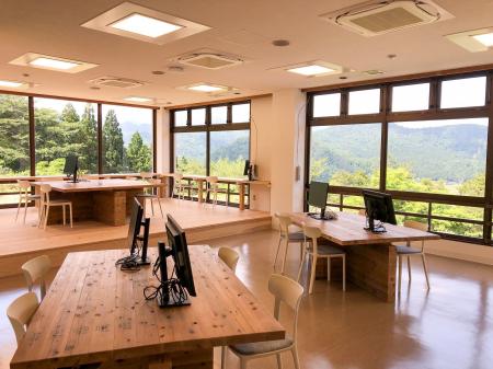 日本海と北アルプスを望む自然の中で、仕事も勉強もは