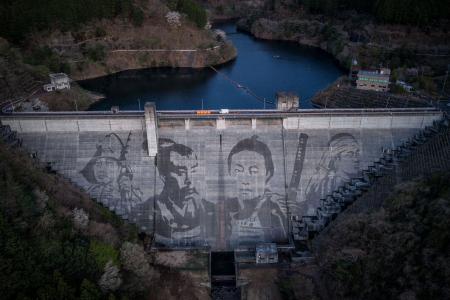 今年30周年を迎えた松田川ダムをキャンバスに描く巨大