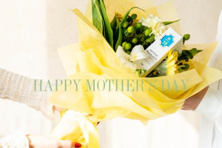 母の日に「自分が生まれた日」を贈る新提案。366のフ 母の日に「自分が生まれた日」を贈る新提案。366のフ