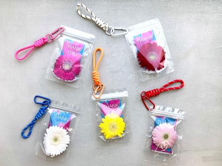 トレンドの”じゃら付け”に、本物の花の彩りを。日比谷 トレンドの”じゃら付け”に、本物の花の彩りを。日比谷