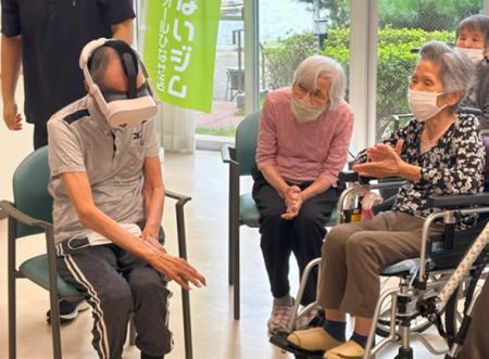 “仮想犬”が介護施設に笑顔を　国内初のMRアニマルセラ