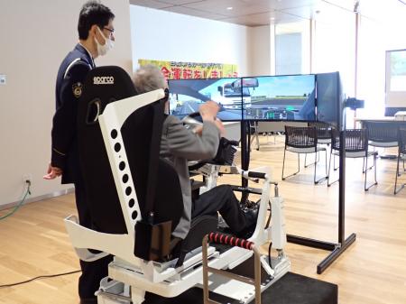 北海道警察本部に新型自動車運転シミュレーターutf-8