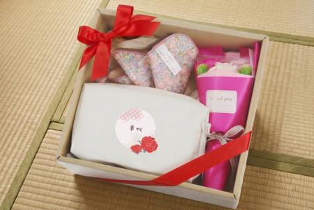 【ココロを贈る 名入れギフトOkulu】かわいすぎない母 【ココロを贈る 名入れギフトOkulu】かわいすぎない母