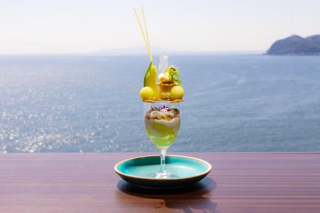 ホテルニューアカオ 海と空の絶景を背景に、旬のマス ホテルニューアカオ 海と空の絶景を背景に、旬のマス