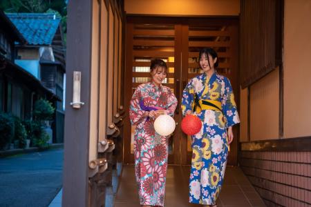灯りとともに、温泉街の夜散歩へ。山形県鶴岡市の4温 灯りとともに、温泉街の夜散歩へ。山形県鶴岡市の4温