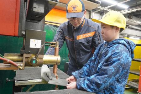 “製造業のテーマパーク”を目指す板金工場、のべ347人