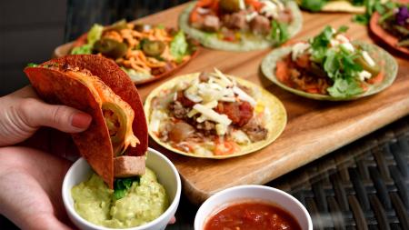 23種の具材で仕上げる、フォトジェニックな「飲めるタ 23種の具材で仕上げる、フォトジェニックな「飲めるタ