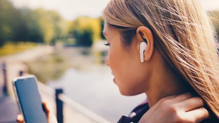 スマホ難聴の認知率は42％、イヤホン・ヘッドホン難聴