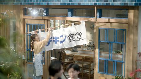 有村架純さん演じる「シーチキン食堂」の女将が約4年