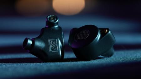 ROSESELSAより、音の重厚な存在感をテーマにロックや