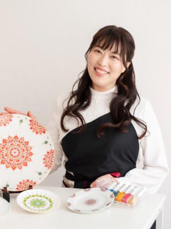 東京芸術劇場に咲く曼荼羅アート、畠中あきこ氏が描く