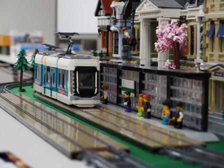 広島大学天文学研究会とLEGOサークルの学生が講師を務