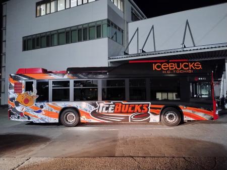 アイスバックス オリジナルラッピングバス運行開始の