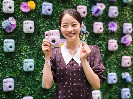 新製品「instax mini 13(TM)」のアンバサダーに就任し