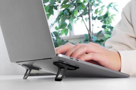 ノートPCに貼り付けたまま使える！3段階高さ調整対応