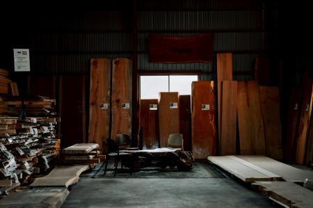 【一枚板素材ショールーム】木材マーケットに新風をも