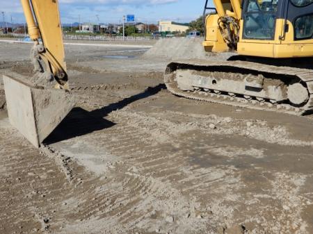 重機はなぜ遠隔で動くのか　通信進化が変える建設...