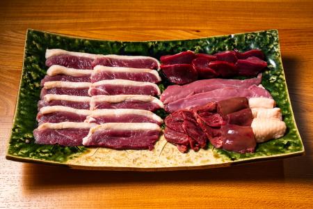 希少な“玉鋼鉄板”で焼き上げる鴨を味わう、わずか8席