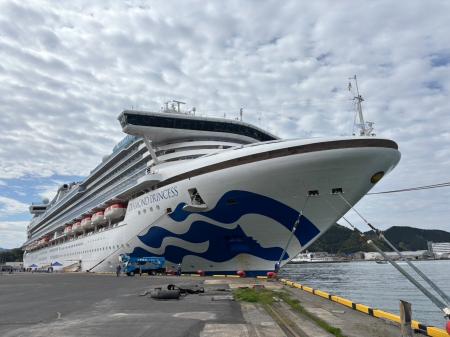京都舞鶴港に大型クルーズ船ダイヤモンド・プリンセス